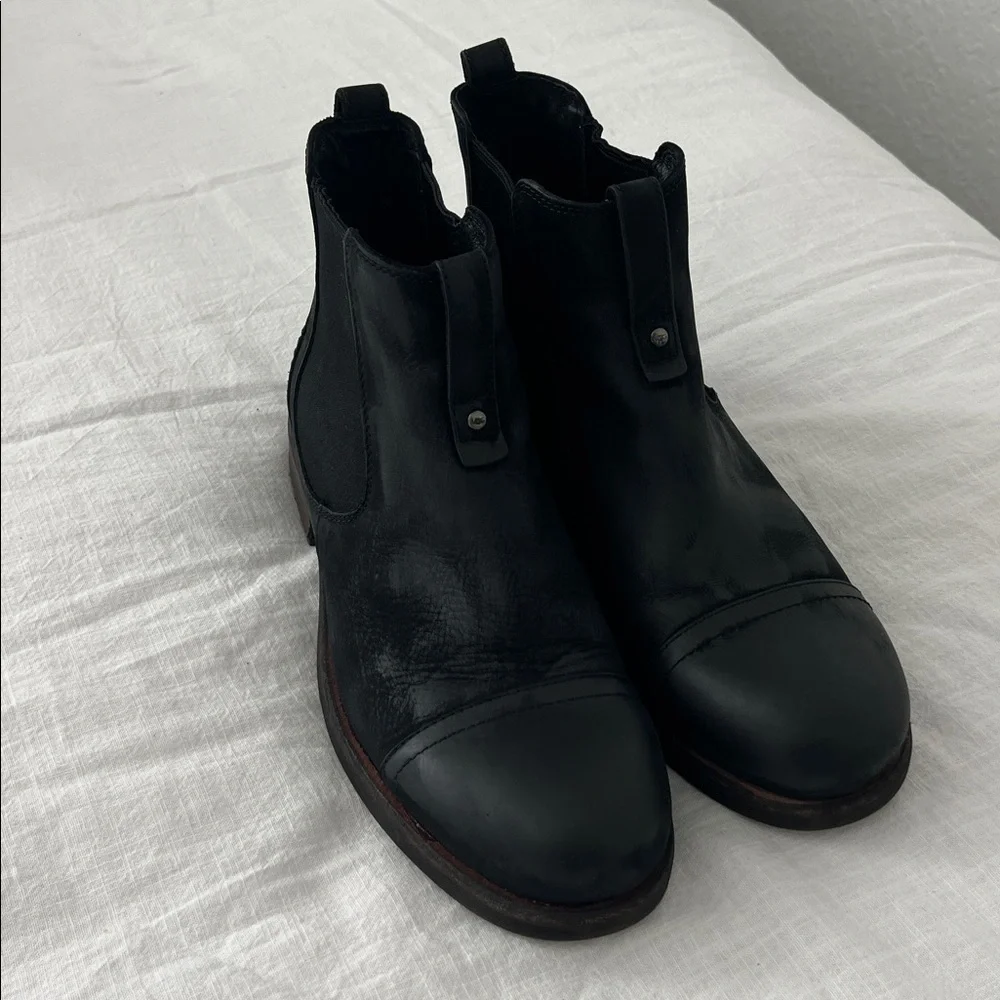 Ugg Gallion Chelsea Black Suede Pull On Boots Size 9